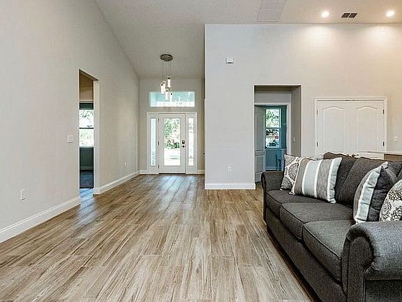 4th image of 601 English Oaks Dr