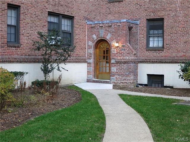 Sought After Complex on Garth Road with lovely architectural details.. Easy walk to Scarsdale Train, Shops, Restaurants and Village