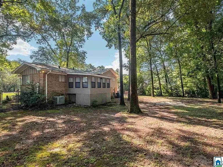 1908 Hickory Ln — Photo 4