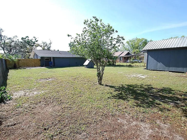 1710 Drake Ave — Photo 7