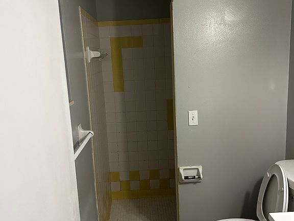 5th image of 909 Midway St