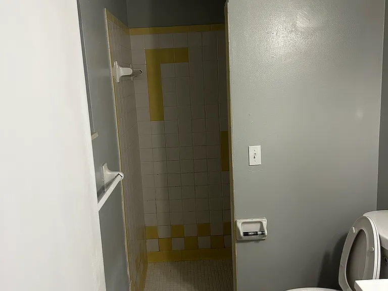 909 Midway St — Photo 5