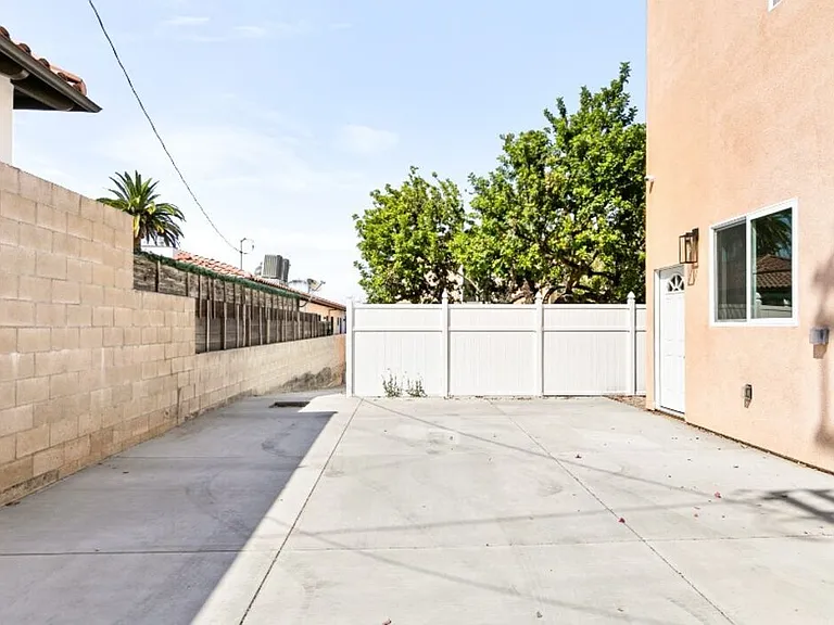 Moorpark St — Photo 23