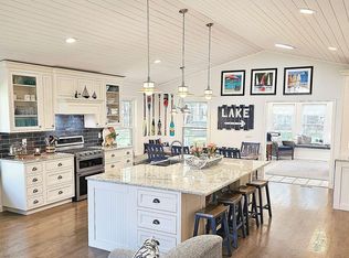 425 Hillcrest Dr, Fontana, WI 53125