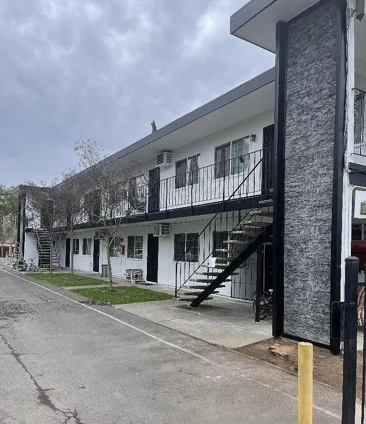 561 Pecan St — Photo 1