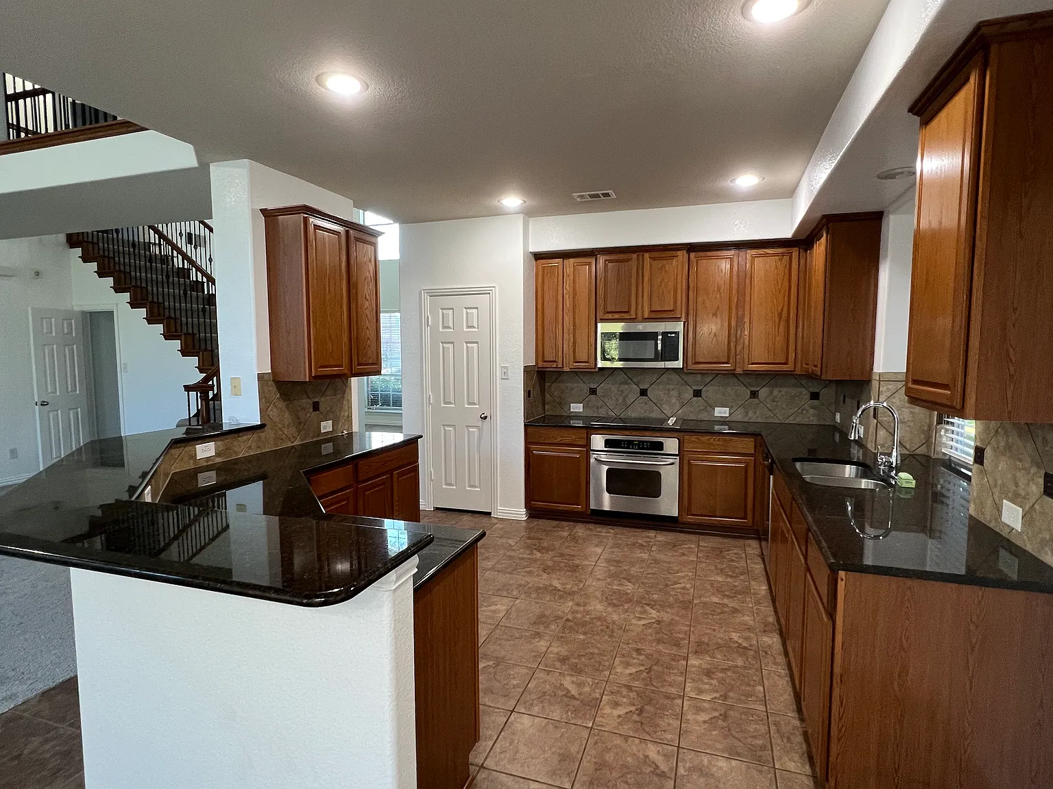 5 bed, 3213 sqft, $3,280 — Photo 2