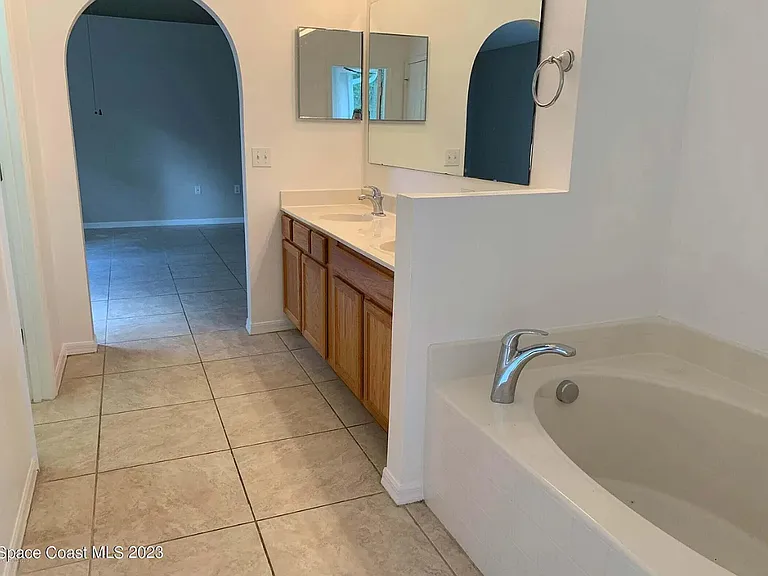1736 La Maderia Dr SW — Photo 7