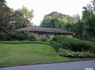 4 Greenway, Roslyn, NY 11576
