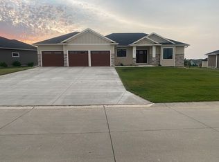 502 Colonial St, Sioux Center, IA 51250
