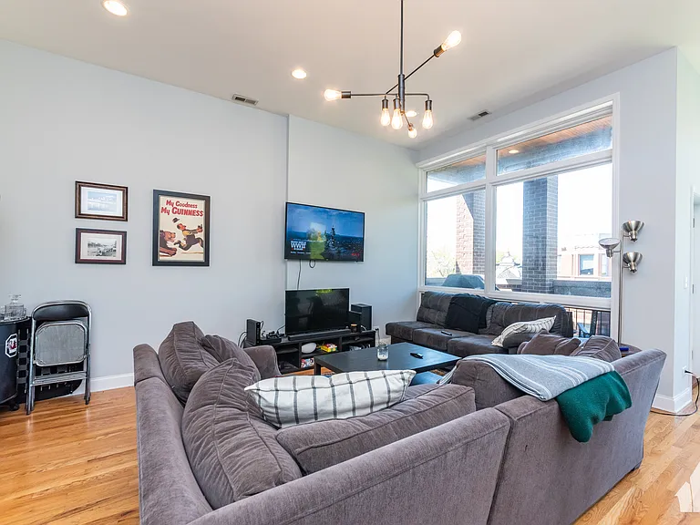 1133 W Addison St #3 — Photo 5