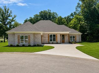 2820 Viola Dr, Tupelo, MS 38801