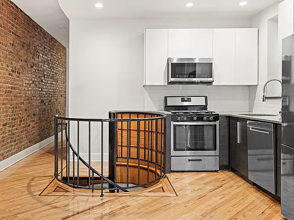 2nd image of 499 Park Pl #1R