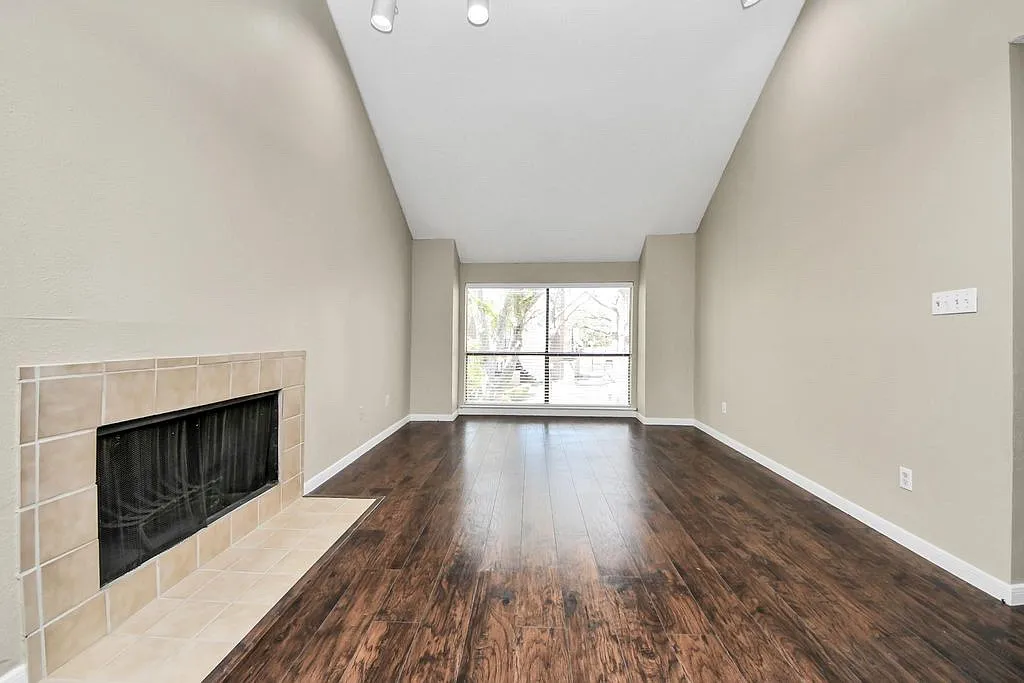 1 bed, 933 sqft, $1,200 — Photo 2