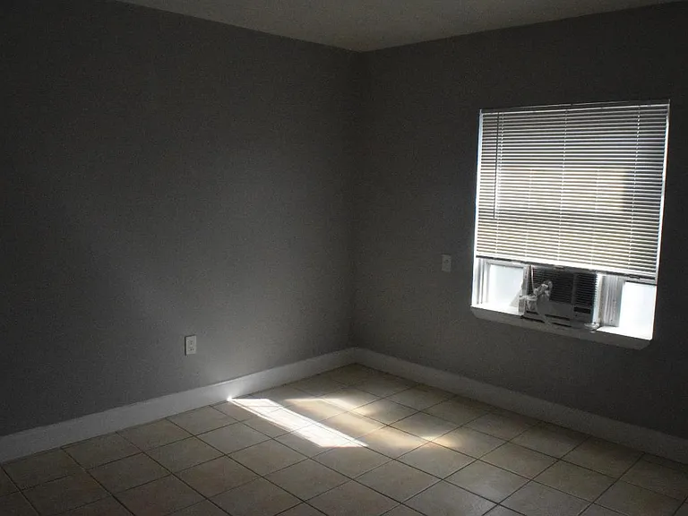 301 SW 8th St #1 — Photo 22