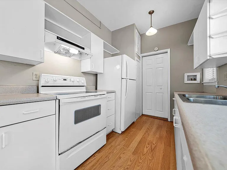 2410 Broadway Ave #B — Photo 16
