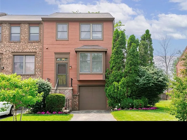 72 Broxbourne Dr — Photo 1