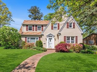 61 Oxford Blvd, Great Neck, NY 11023