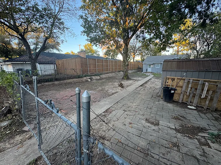 1320 N Travis St — Photo 20