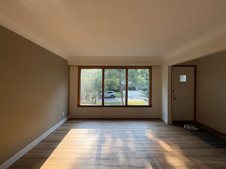 211 Strathmillan Rd — Photo 1