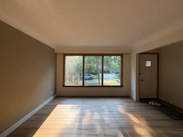 211 Strathmillan Rd, Winnipeg, MB R3J 2V4