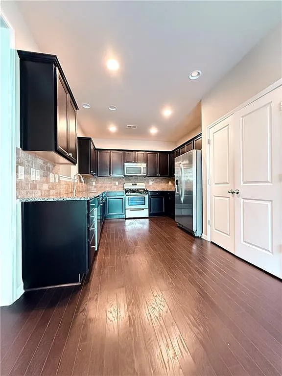 3 bed, 2.5 bath, 2162 sqft, $2,700 — Photo 3