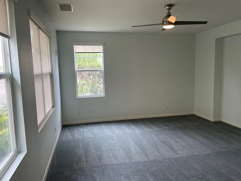 SPACIOUS PRIMARY BEDROOM WITH CARPET AND ROOLER BLINDS