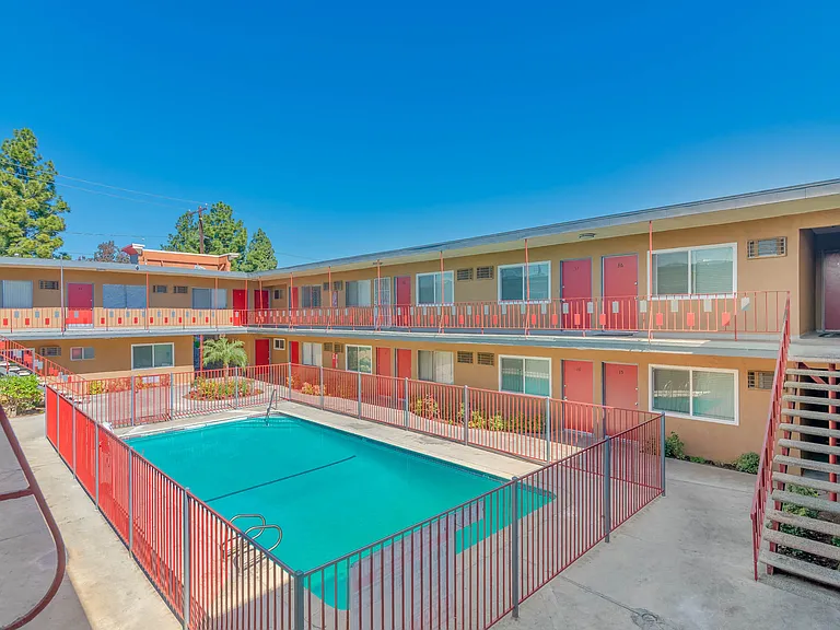 Twin Palms — Photo 11