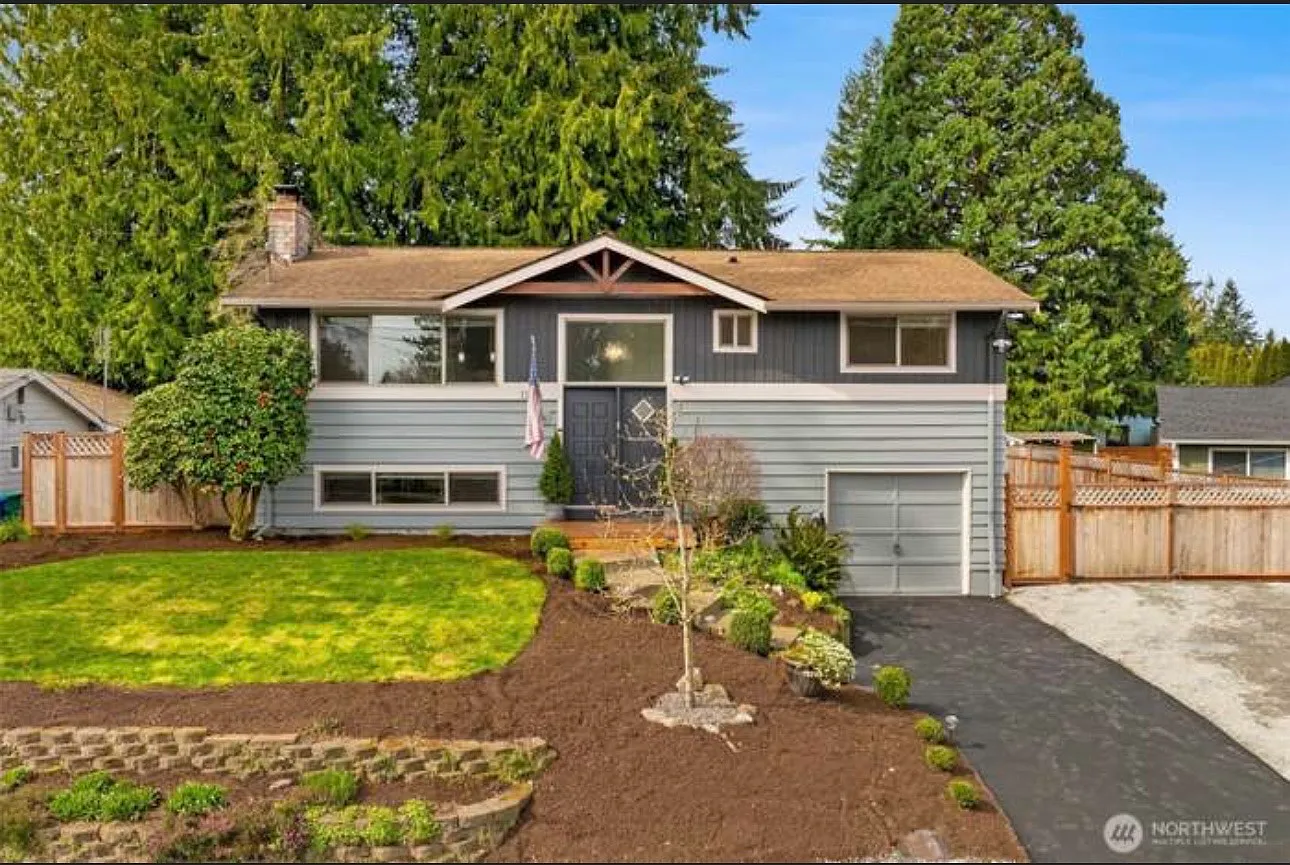 3rd Pl SE, Everett — Photo 1