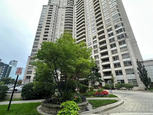 35 Kingsbridge Garden Cir W #711, Mississauga, ON L5R 3Z5