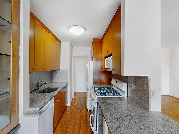 4th image of 66-36 Yellowstone Blvd #E3