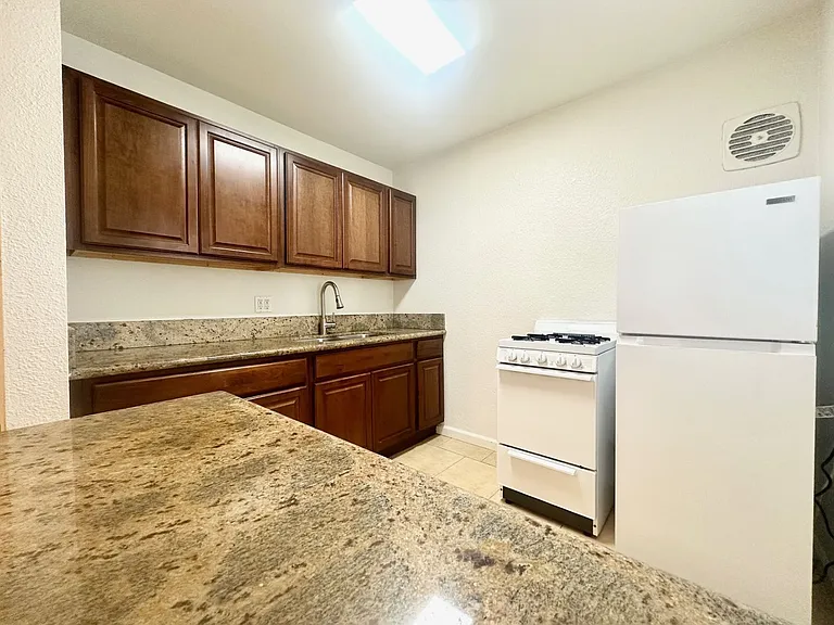 2505 Jefferson St — Photo 6