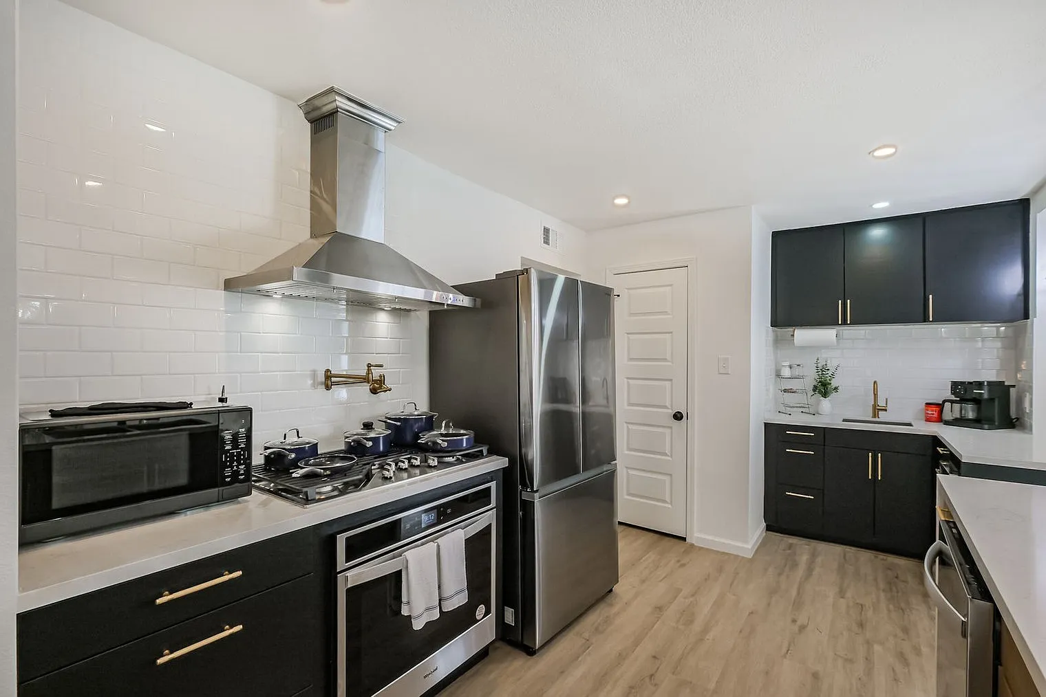 6 bed, 3.0 bath, 2895 sqft, $12,467 — Photo 3