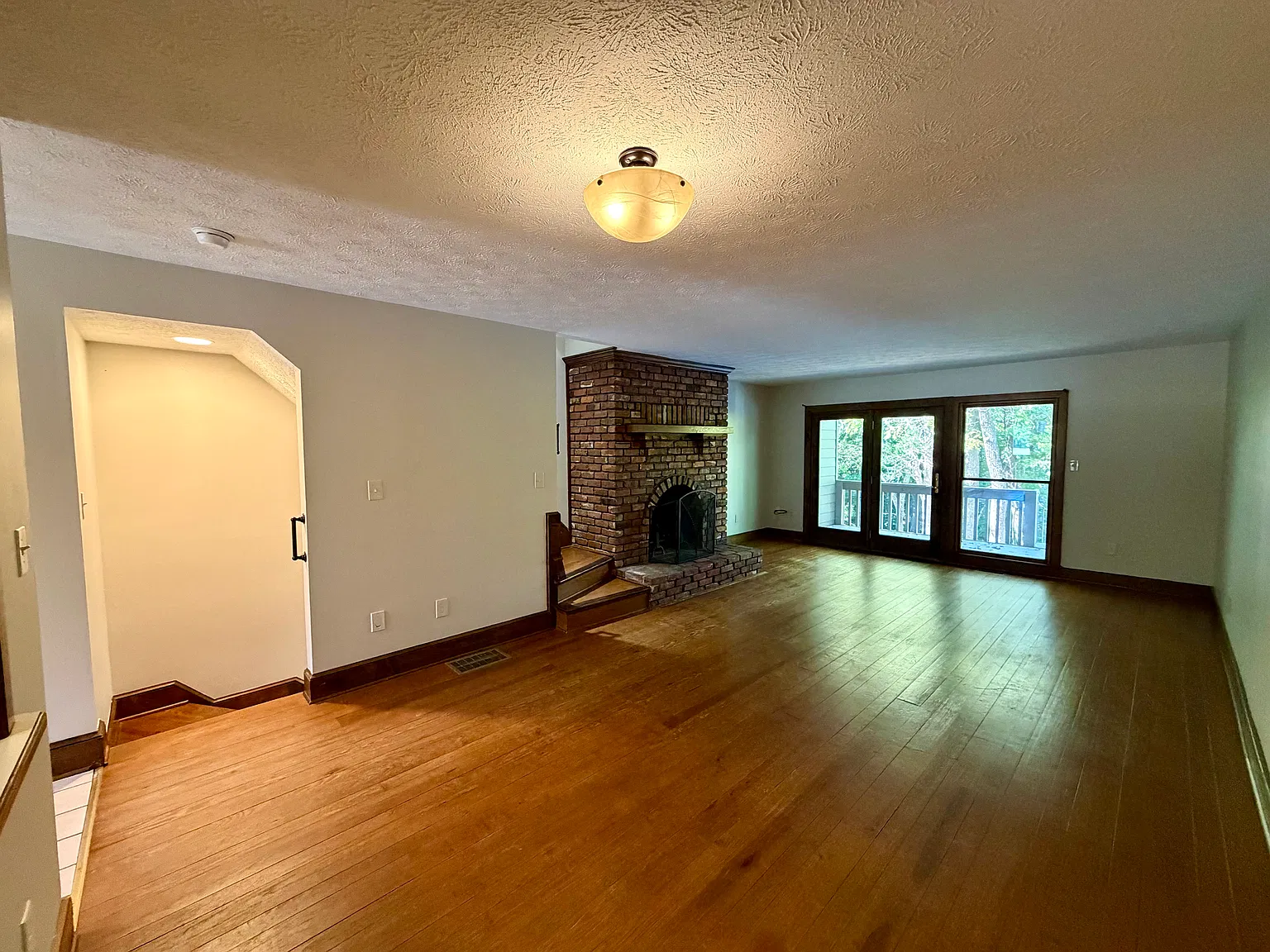 3 bed, 2.5 bath, 2200 sqft, $2,000 — Photo 2