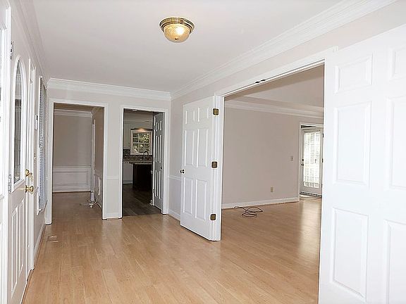 5th image of 306 Winsom Ct