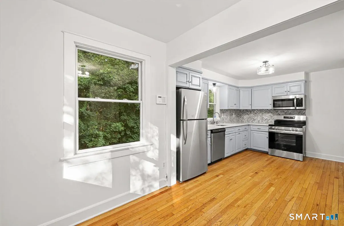 5 bed, 2.0 bath, 1952 sqft, $6,600 — Photo 4