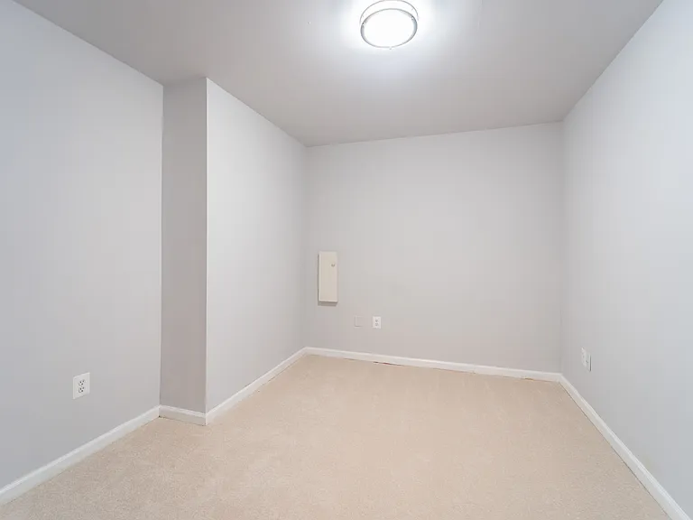 413 Lakeview Ct — Photo 22