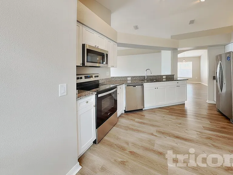 10041 Creek Bluff Dr — Photo 4