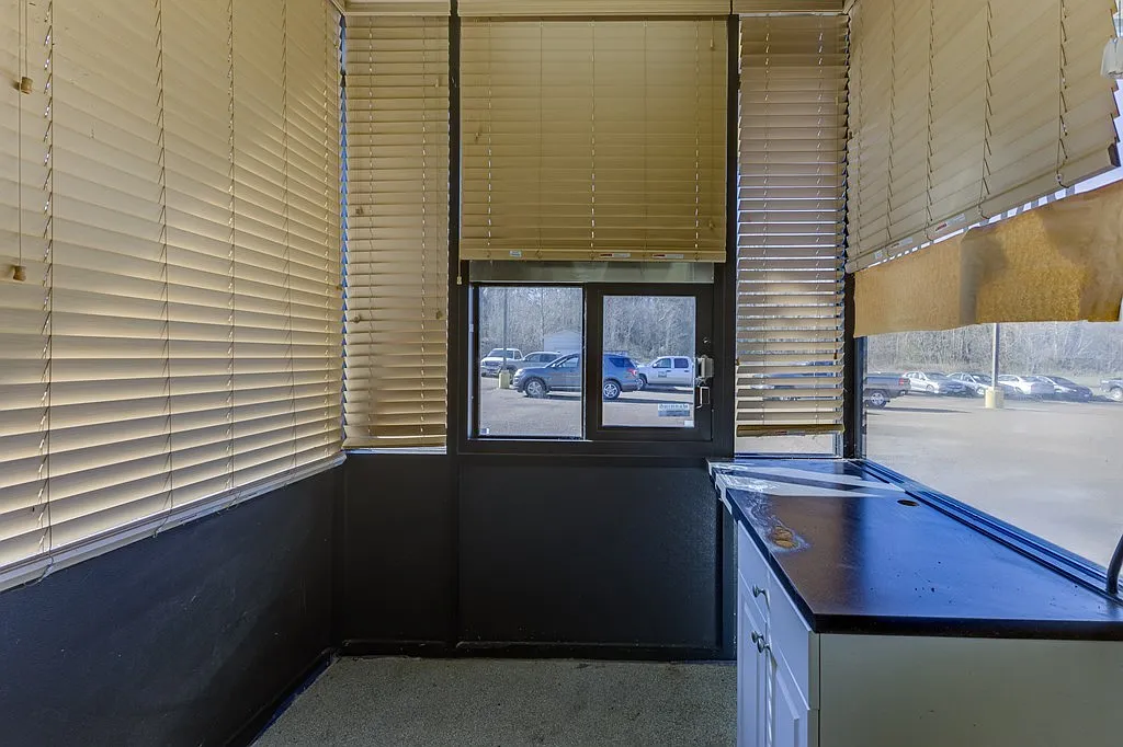 Studio, 1.5 bath, 6500 sqft — Photo 4