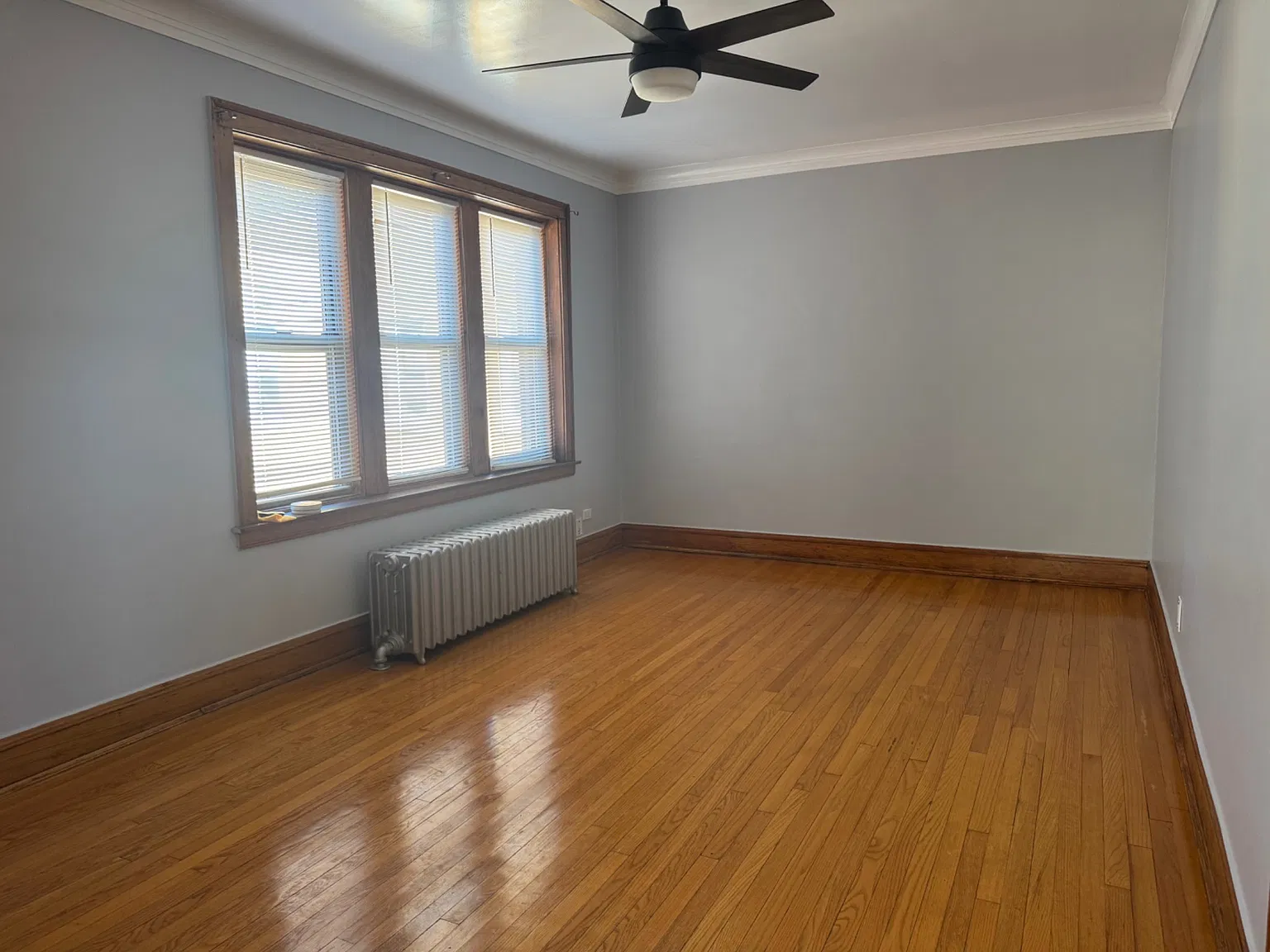 3 bed, 900 sqft, $1,950 — Photo 2