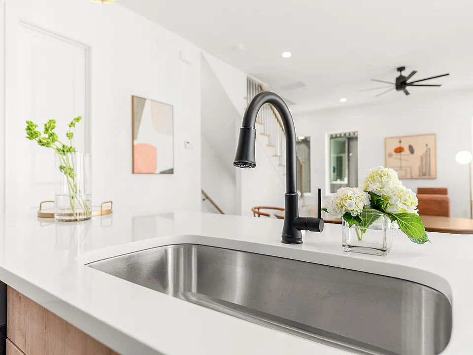 2015 N Prairie Ave #204