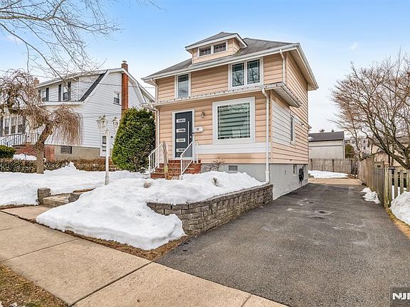 3rd image of 107 Chestnut St