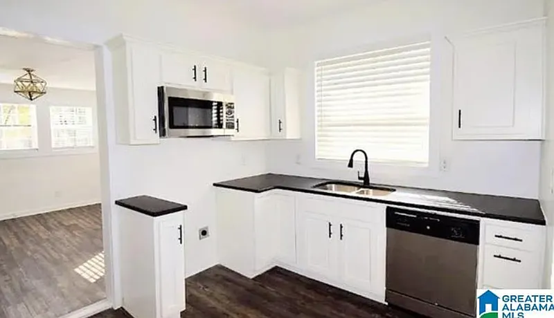 3 bed, 2.0 bath, 1428 sqft, $1,300 — Photo 3