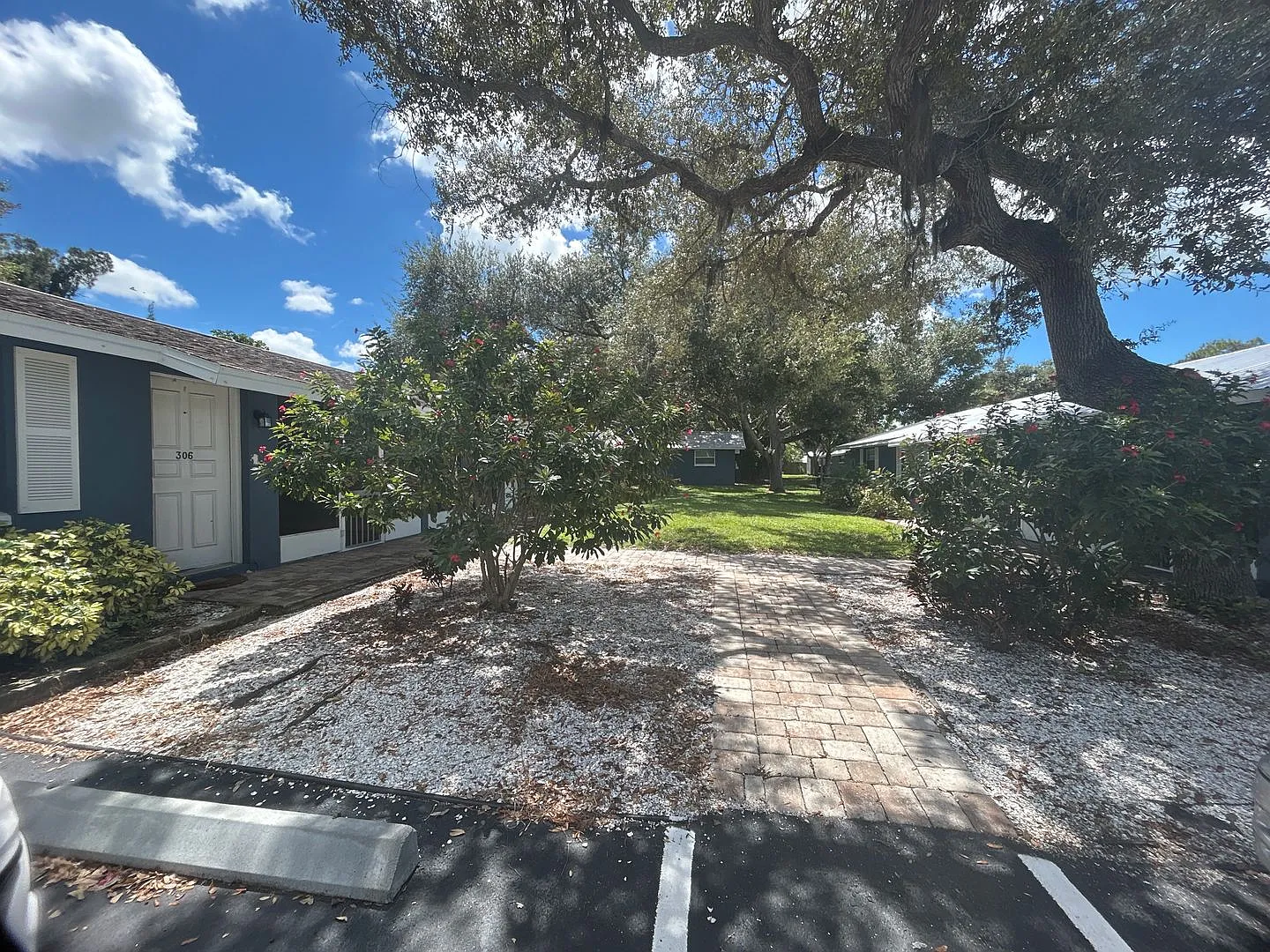 Pet-friendly Cute Duplex in Nokomis! Move in Ready! Parks nearby! — Photo 3