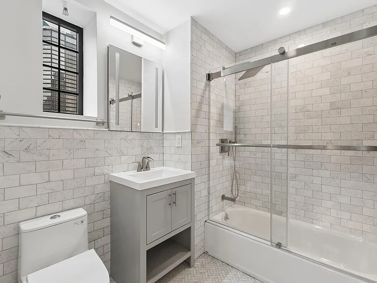 304 E 52nd St #4B — Photo 6