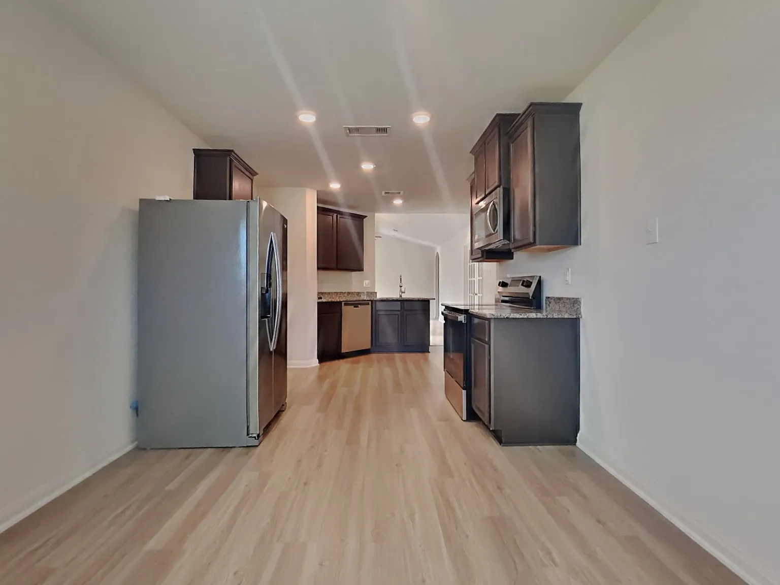 3 bed, 2.0 bath, 1844 sqft, $2,025 — Photo 4
