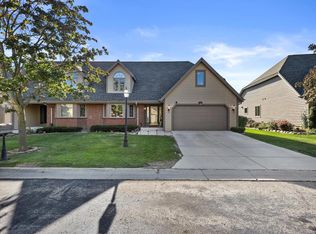 7401 Carter Cir W, Franklin, WI 53132