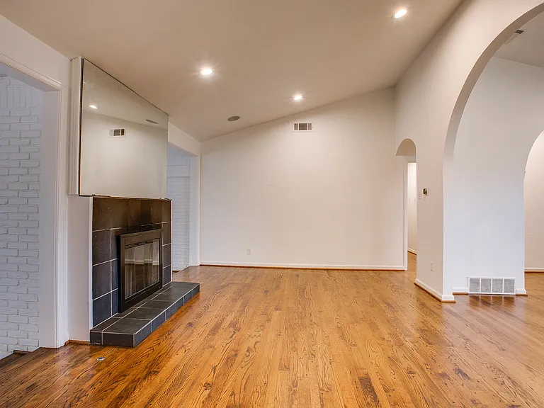 5815 Walnut Hill Ln — Photo 21