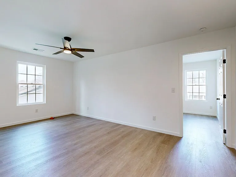 538 E State St — Photo 16
