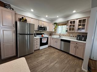 5 Farragut Ave #1, Lindenhurst, NY 11757