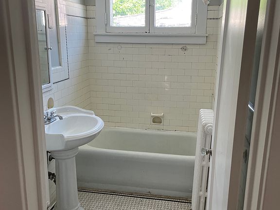 3rd image of 166 Winspear Ave #2